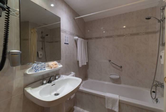 Bathroom double balmoral hotel benalmadena costa